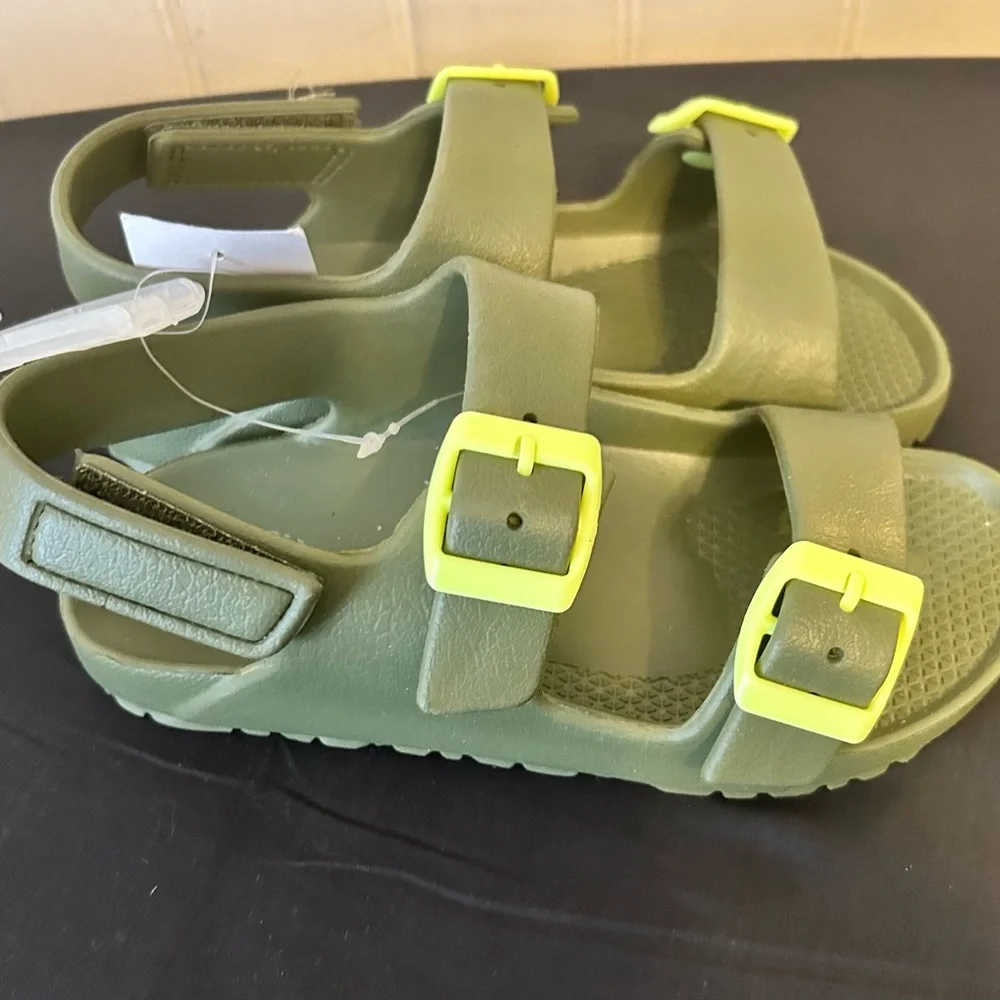 OshKosh B’gosh Rivar Big Boys Sandals Olive Green/Lime/Size 1/NWT